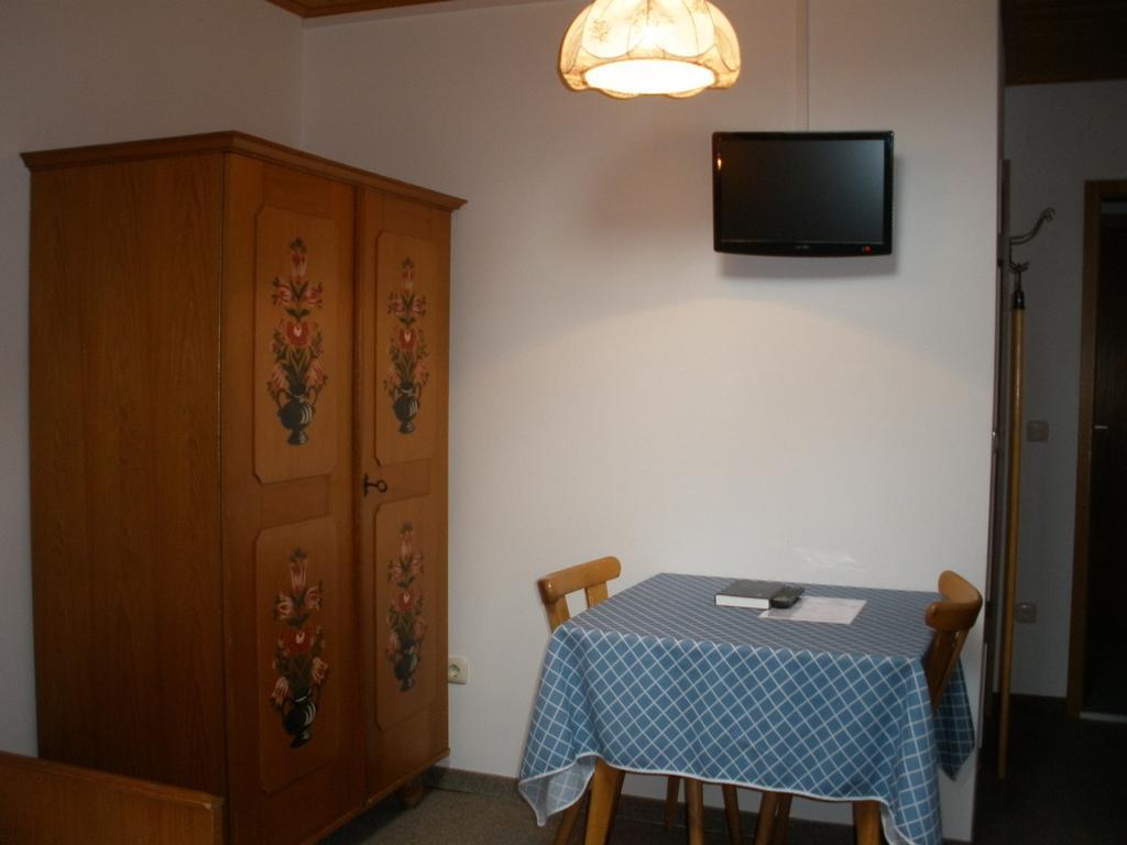 Hotel Alpengasthof zur Loisach Grossweil Zimmer foto