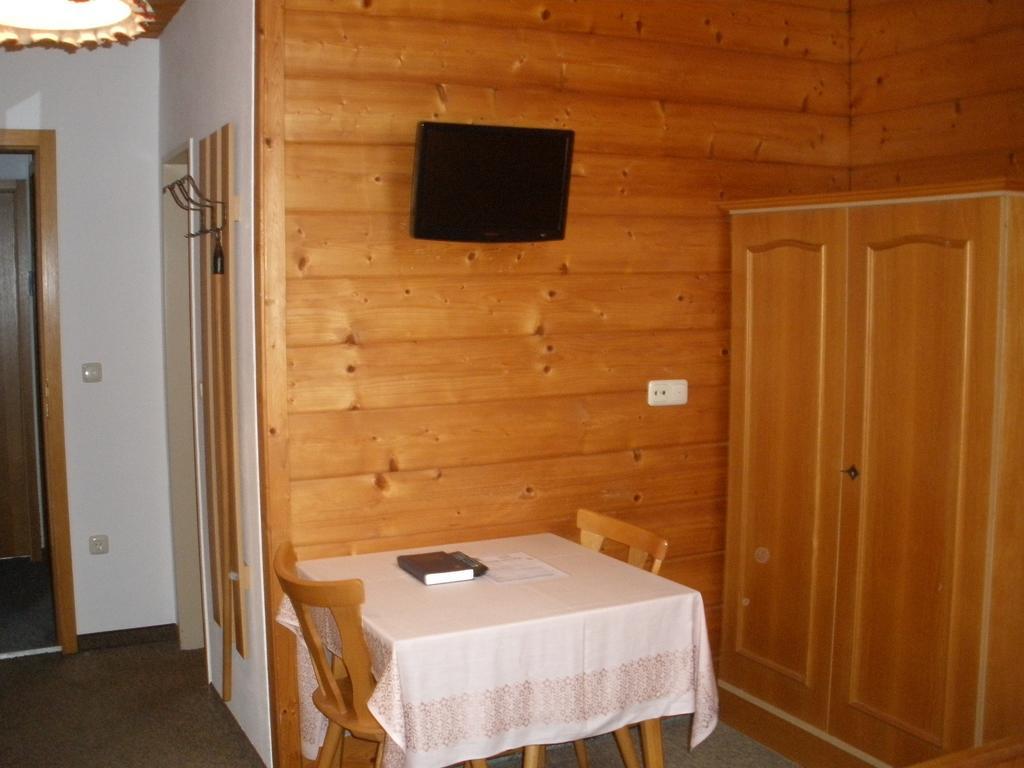 Hotel Alpengasthof zur Loisach Grossweil Zimmer foto