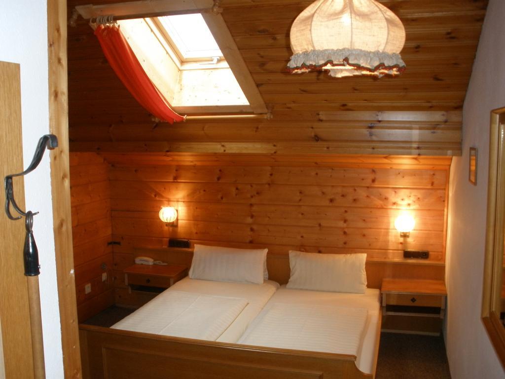Hotel Alpengasthof zur Loisach Grossweil Zimmer foto