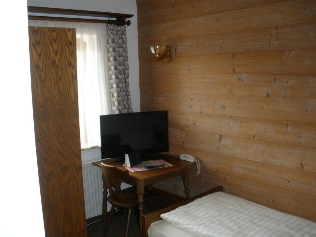 Hotel Alpengasthof zur Loisach Grossweil Zimmer foto