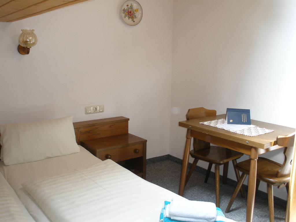 Hotel Alpengasthof zur Loisach Grossweil Zimmer foto