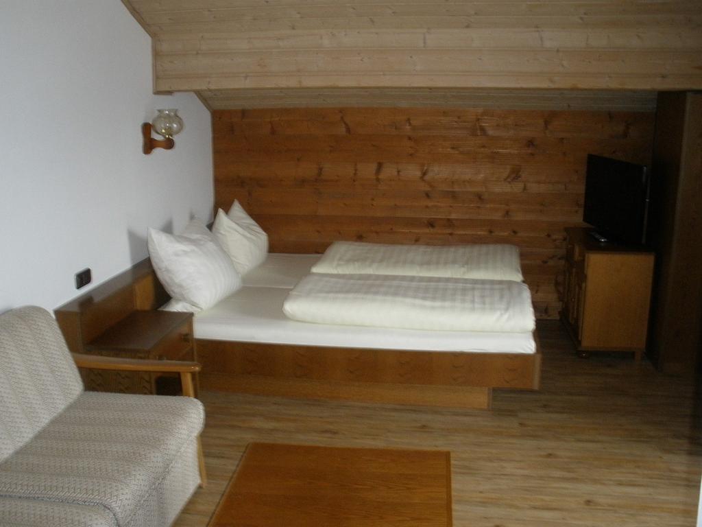 Hotel Alpengasthof zur Loisach Grossweil Zimmer foto