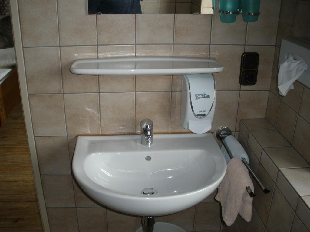 Hotel Alpengasthof zur Loisach Grossweil Zimmer foto
