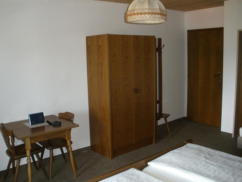 Hotel Alpengasthof zur Loisach Grossweil Zimmer foto