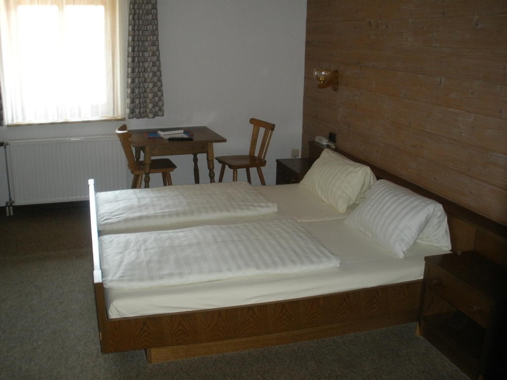 Hotel Alpengasthof zur Loisach Grossweil Zimmer foto